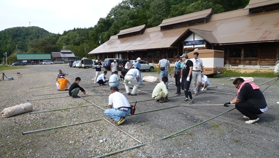 大型テントも、まずは骨組みから！