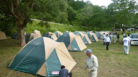 宿泊用テント３０張り、完成‼