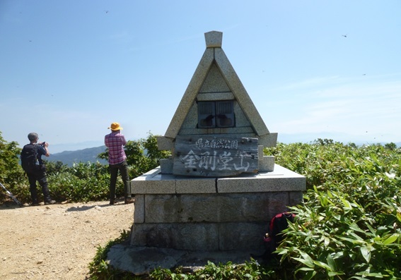 ⑤前金剛山頂にある石造りの立派な祠。標高１６３８ｍ.jpg