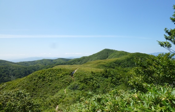 ⑦前金剛山頂から中金剛方面を望む。中金剛は標高１６５０ｍ.jpg